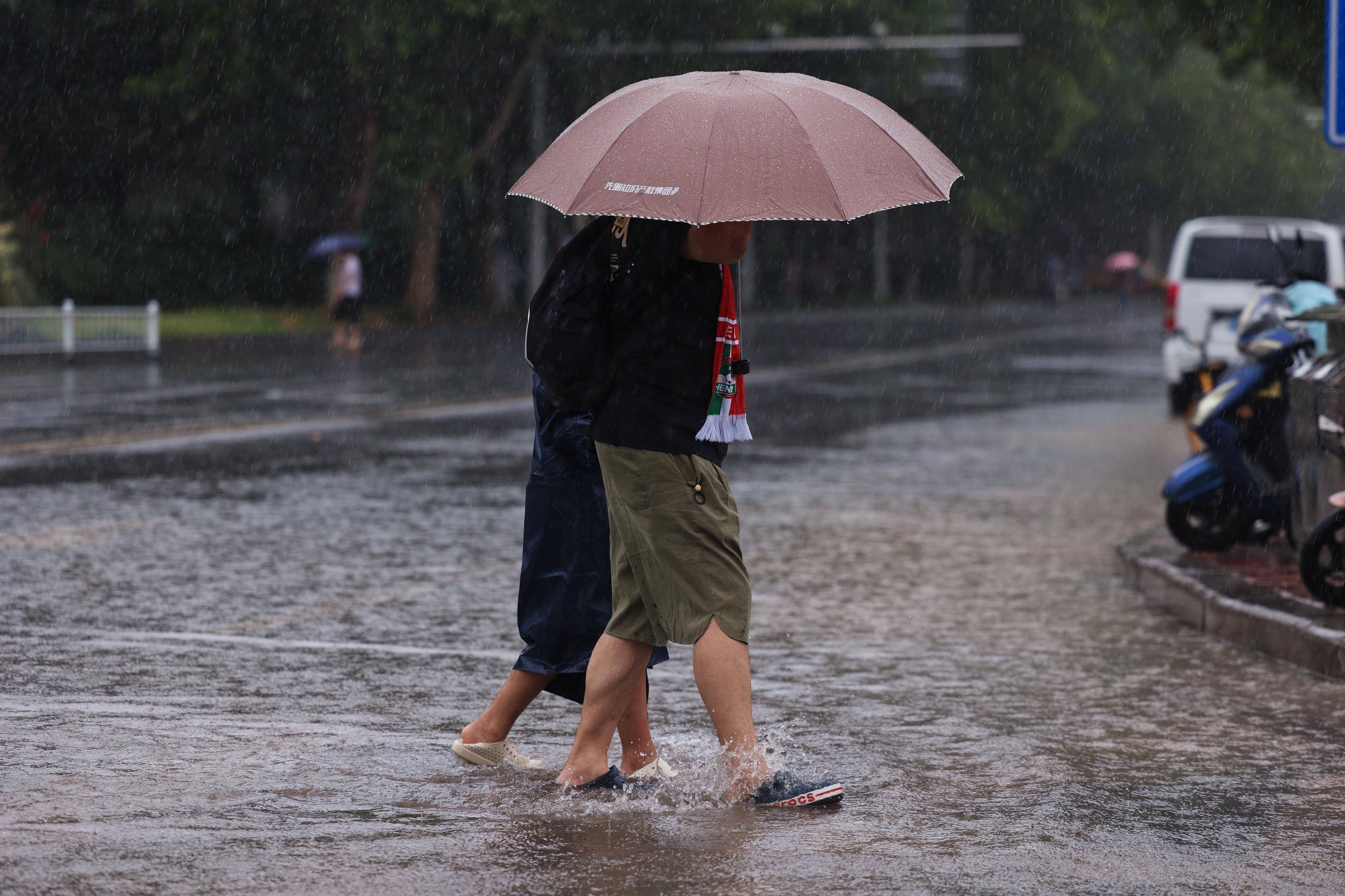 欧冠决赛突发暴雨，主场球迷欢呼雨中观战